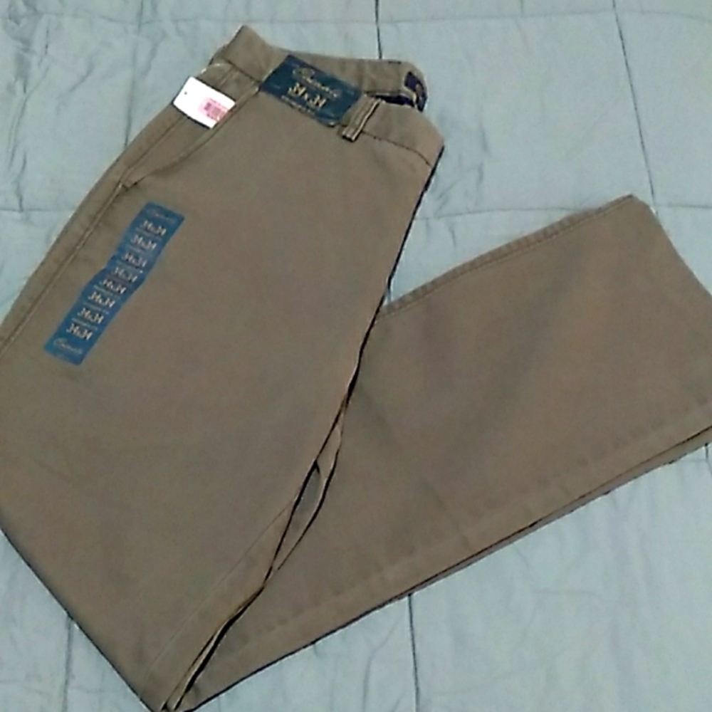 ROUNDTREE & YORKE MENS KHAKI,"CASUALS".QUALITY BRAND & VERSATILE.NEW WITH TAGS!!